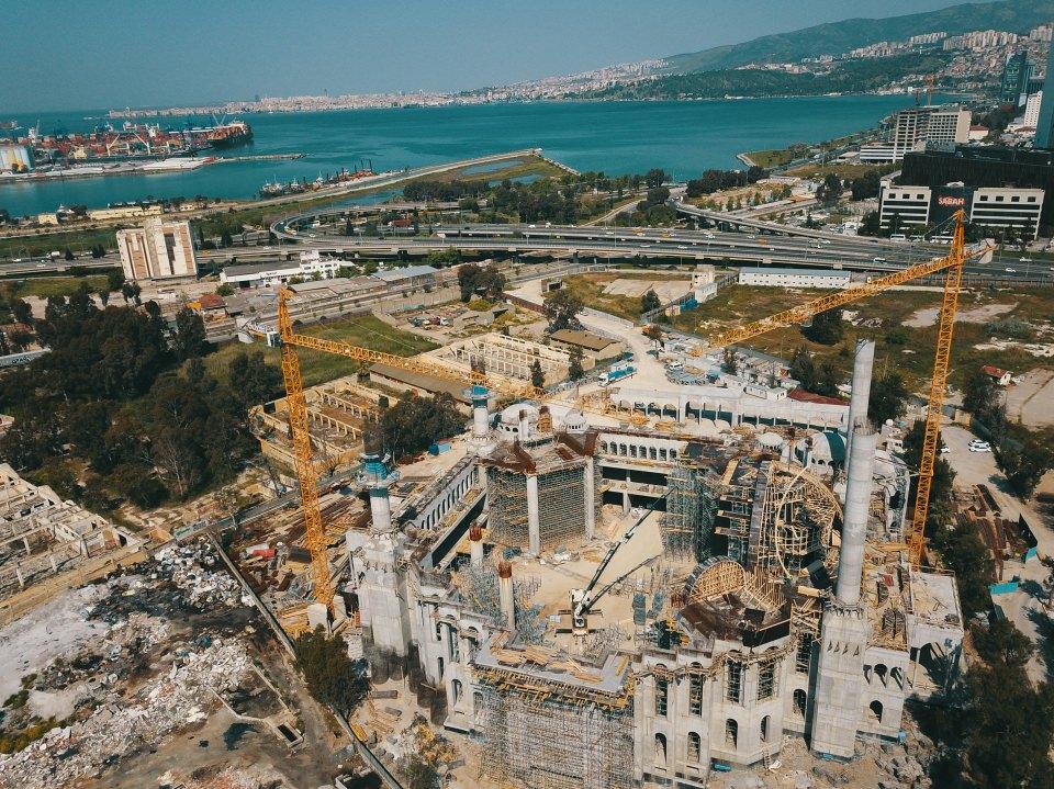 <p>İzmir'e birçok eser kazandıran merhum Nevvar ve Salih İşgören çiftinin kendi isimleriyle kurduğu vakıf tarafından yaptırılan ve aynı anda 15 bin kişinin ibadet edebileceği caminin kaba inşaatının yüzde 90'ı tamamlandı.</p>
