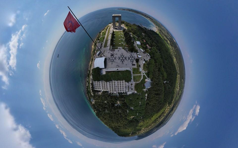 <p>Anadolu Ajansı (AA), dünyanın en kanlı çarpışmalarına sahne olan ve dünya harp tarihine geçen Çanakkale Savaşları'nın yaşandığı Gelibolu Yarımadası Tarihi Alanı'nı drone ile 360 derece görüntüledi.</p>
