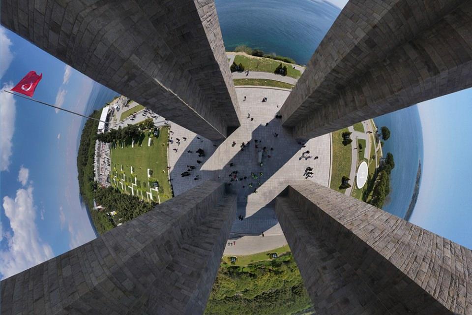 <p><strong>360 derece tekniğiyle ilk kez görüntülendi</strong></p>
<p>AA foto muhabirince tarihi alanın iki önemli simgesinin görüntülenmesinde, drone ile havadan 360 derece fotoğraf tekniği kullanıldı.</p>