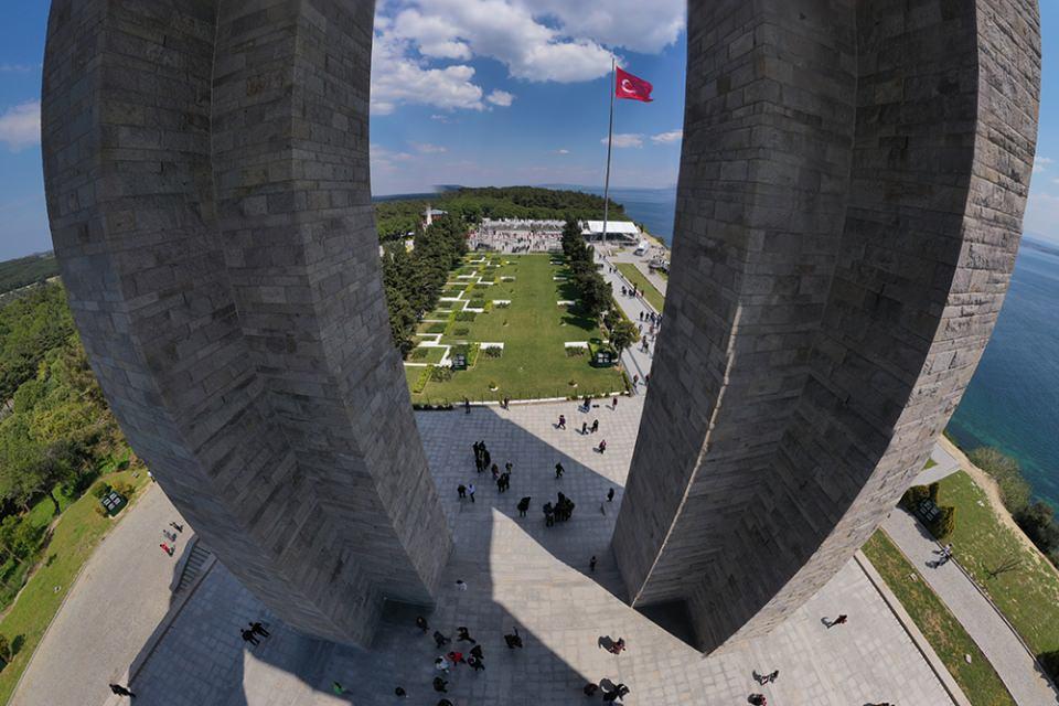 <p>Şehitler Abidesi ve 57. Alay Şehitliği farklı bir açıdan ortaya çıkaran eşsiz fotoğraflar, izleyiciler için görsel bir şölen sunuyor.</p>
<p>AA'nın web sitesi ve sosyal medya hesaplarından izlenebilen görseller, aynı zamanda bölgede drone ile ilk kez çekilen 360 derece fotoğraflar olma özelliğini taşıyor.</p>