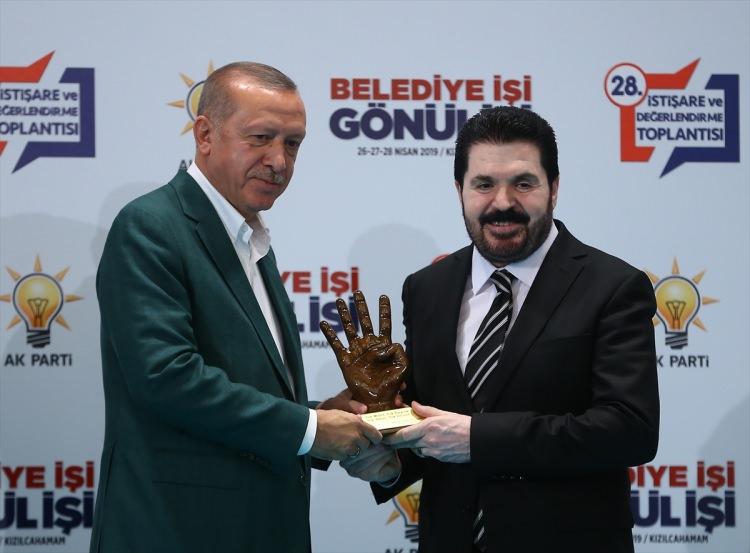 <p>Cumhurbaşkanı Erdoğan, Ağrı Belediye Başkanı Savcı Sayan'a ödül verdi.</p>
