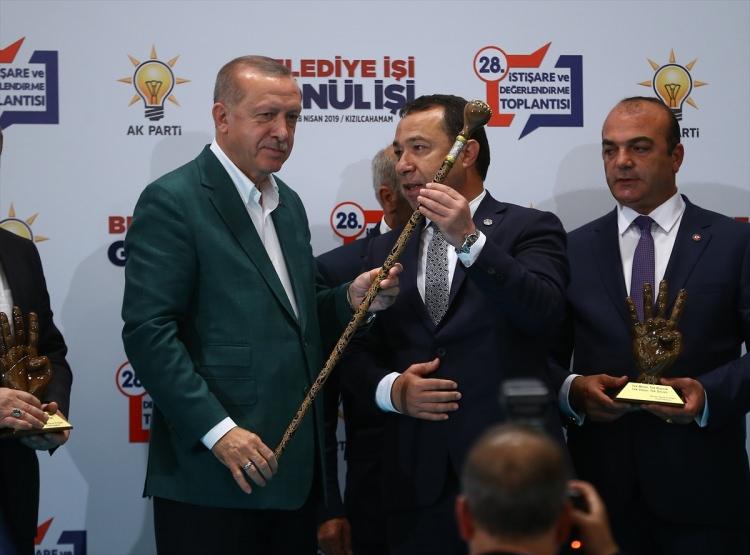 <p> Zonguldak'ın Devrek İlçesine bağlı Çaydeğirmen, Beldesi Belediye Başkanı Satılmış Gebeş, Cumhurbaşkanı Erdoğan'a üzerine Cumhurbaşkanlığı Forsu işli olan bastonu hediye etti.</p>
