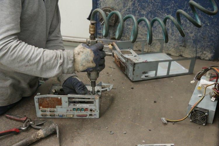 <p>Ilgar, tesiste ayrıca floresan lambaların içindeki cıvanın imha edilerek, nadir toprak elementlerini geri dönüşüme kazandırdıklarını ifade etti. </p>
<p> </p>