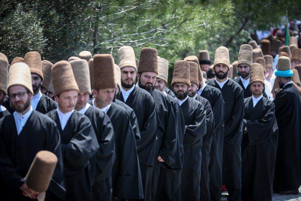 <p><strong>"Allah'ım bu millete bir daha Çanakkale Savaşı yaşatmasın"</strong></p>
<p>Çanakkale'den katılan Abdullah Ertaş da bu programın kendileri için çok önemli olduğunu söyleyerek, "Bu ülkenin sahiplerinin, temiz çocuklarının olduğunu tüm dünyaya gösterme adına bu etkinliği önemsiyoruz. </p>