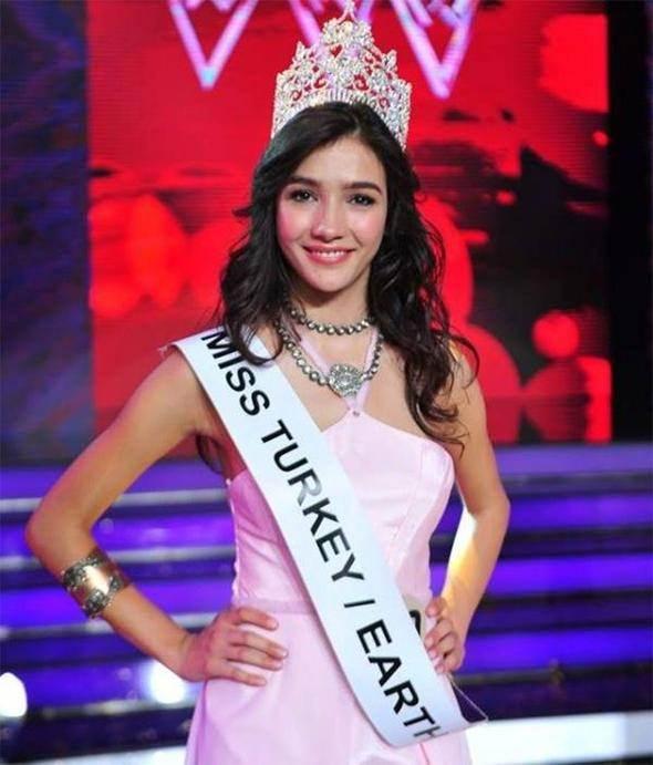 <p><strong>YARIŞMAYA GİT!</strong></p>

<p>Onu ekranda görenler güzellik yarışmasına katılması için teşvik etti. O da denileni yaptı. Miss Turkey 2014’e katılıp üçüncü oldu. Ardından da şöhret geldi.</p>
