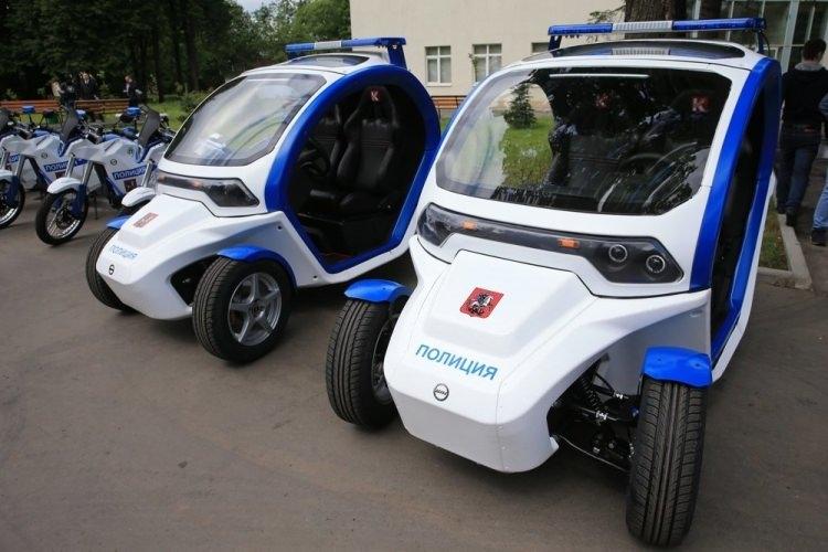 <p>Ovum Elektrikli otomobil</p>
<p>Rusya'nın en büyük silah üreticisi Kalaşnikof, sadece üç tekerleği de olsa bir elektrikli otomobil de üretiyor. Trafik polisleri için tasarlanan ufacık küçük oval şekilli Ovum,hiç gürültü yapmadan saatte 80 km hıza ulaşabiliyor.</p>