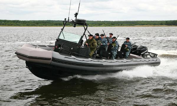 <p>BK-10M Landing Craft</p>
<p>Kalaşnikof firması, 2016 yılında Rusya'nın özel kuvvetleri için BK-10M adlı bir bot da tanıttı. BK-10M, etkileyici 40 knot seviyesine ulaşabilen 220 kilometrelik bir seyir aralığına sahip.Tekne mürettebat üyeleriyle birlikte toplam 6 kişilik. Bu bot deniz operasyonları, asker iniş çıkışları, yangın desteği, karşı korsanlık ve terörle mücadele misyonlarının yanı sıra deniz kurtarma gibi çok çeşitli durumlarda kullanılabiliyor.</p>