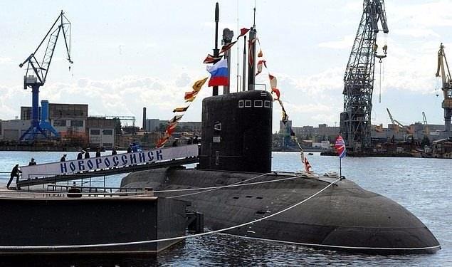<p> </p>
<p>3. Neredeyse Görünmez Denizaltı:</p>
<p>6 tane olan dizel-elektrik sistemli denizaltıların ilki The Novorossiysk, geçen sene St.Petersburg tersanesinden denize indirildi. Tasarımcıları, gizlilik teknolojisi denizaltıyı battığında neredeyse saptanamaz kıldığını belirtiyor..</p>