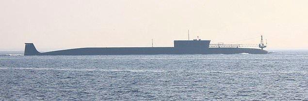 <p>9. Borei Sınıf Nükleer Balistik Füze Denizaltısı:</p>

<p>Önceki modeli olan Typhoon sınıfı denizaltılarından çok az küçük ama bu denizaltının, her biri 6 ile 10 adet savaş başlığı taşıyan ve 8.300 km menzilli 16 adet Bulava Balistik Füzesi taşıma kapasitesi bulunmakta. Bu füzeler hala göz önünde bulundurulması gereken bir güç..</p>
