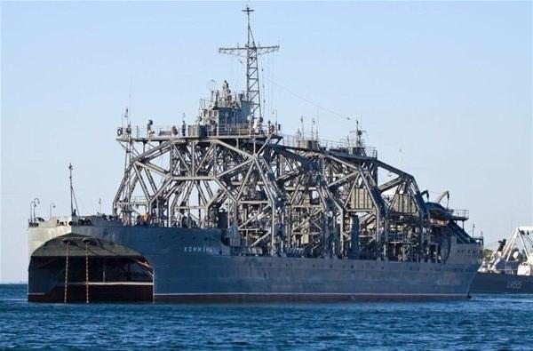<p>Rusya’nın Karadeniz Filosu’nun Sevastopol şehrinde Kommuna kurtarma katamaran gemisi.</p>

<p> </p>
