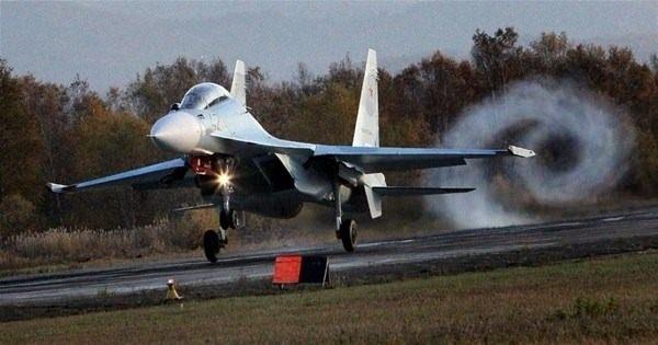 <p>Yeni çok amaçlı Su-30 M2 avcı uçağı. Yüksek manevraya sahip dünyanın ilk seri üretimi Su-30 uçağının geliştirilmiş versiyonu.</p>

<p> </p>

