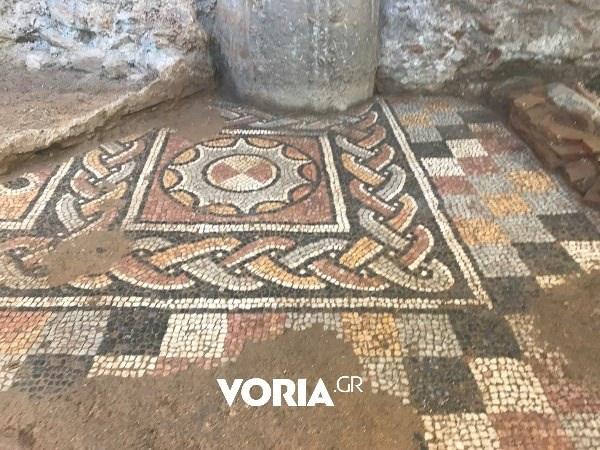 <p>Bazıları zarif altın taç içeren, 5.000’den fazla mezar da ortaya çıkarıldı.<br />
<br />
Attiko Metro şirketinin başkanı Yannis Mylopoulos, “Kazılar, Yunanistan’da son yılların en büyük arkeolojik projesi. Bulguların kalitesi ve sayısı gerçekten etkileyici. Selanik ve Makedonya tarihinin sürekliliğini ortaya koyuyor” diyor.</p>
