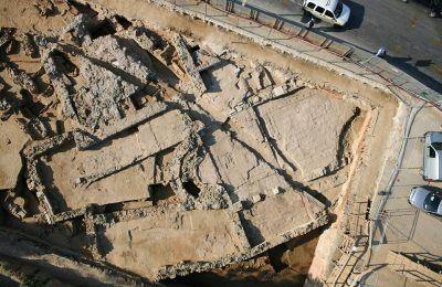 <p>Kazılarda aşk ve güzellik tanrıçası olan Afrodit’in çeşitli heykelleri keşfedildi. Ayrıca Afrodit’in Eros’un önünde bir koltukta uzanırken betimlendiği mozaik de bulgular arasında.<br />
 </p>

<p>Selanik’teki eski eserler bölümü başkanı Dr. Polyxeni Adam-Veleni, “Şehir merkezinde Afrodit’i tasvir eden çok sayıda heykel bulunurken, Acheiropoietos Kilisesi (MS 5.yüzyıl Bizans kilisesi) etrafındaki alanda da birçok Afrodit heykeli ortaya çıktı” diyor.<br />
 </p>
