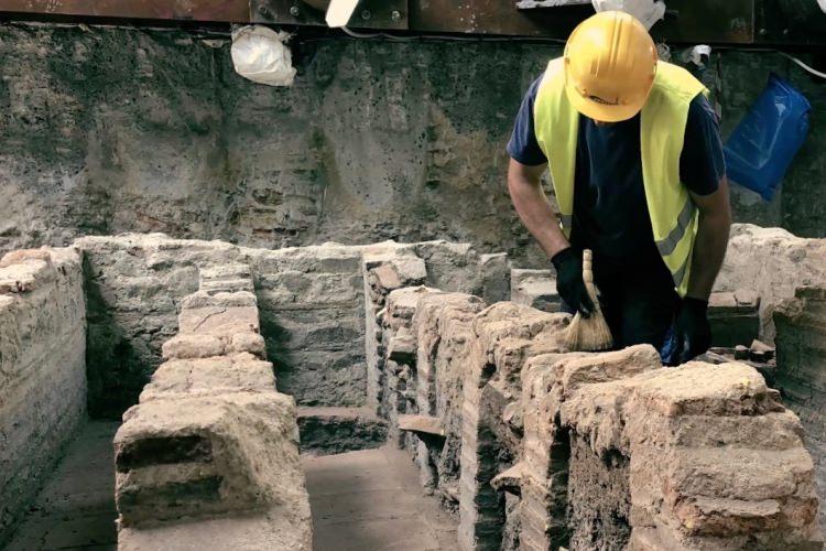 <p>Trafik sıkışıklığını azaltmak ve şehirdeki hava kirliliğini azaltmak için tasarlanan yeni metro sistemi üzerinde çalışmalara 2006 yılında başlandı. 2012 yılında 18 istasyonun şebekesinin bitmiş olması gerekiyordu, ancak birçok arkeolojik kalıntının keşfi ile ilerleme durdu. Şimdi metronun önümüzdeki yıl faaliyete geçmesi gerekiyor. 100 metre uzunluğundaki taş döşeli yol (Decumanus Maximus) yerinde kalacak ve ağın istasyonlarından biri olan Eleftherios Venizelos’a dahil edilecek.<br />
 </p>
