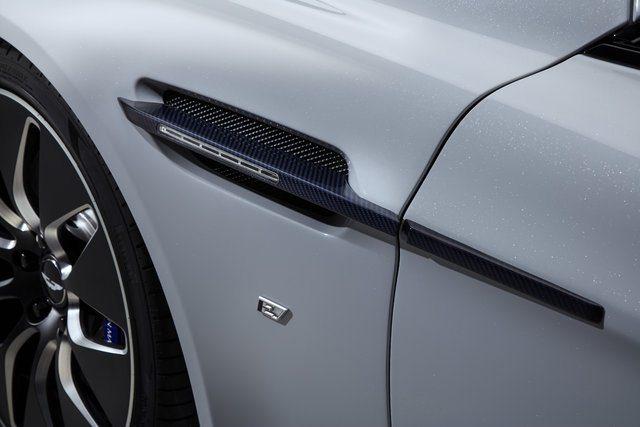 <p>Aston Martin CEO'su Dr. Andy Palmer Rapide E ile ilgili yaptığı açıklamada, "İlk tamamen elektrikli üretim modelimiz olan Rapide E, gelecekteki elektrikli modellerimizin karakter ve performans yeteneklerini sağlamamıza yardımcı olacak" dedi.</p>
<p> </p>