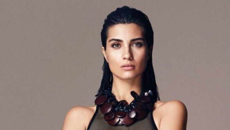 <p>Tuba Büyüküstün, Mimar Sinan Üniversitesi Sahne Dekor ve Tasarım bölümünde okurken, okulda fotoğraf çeken bir fotoğrafçı tarafından tesadüfen keşfedilmişti.</p>
<p> </p>