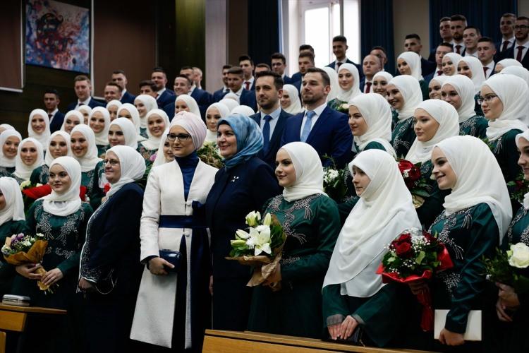 <p>Avrupa'nın en köklü İslami eğitim kurumlarından biri olan medresede  düzenlenen mezuniyet töreninde, 77 kız ve 47 erkek toplam 124 öğrenci tarihi  medreseden mezun olmanın mutluluğunu yaşadı.<br />
<br />
 </p>
