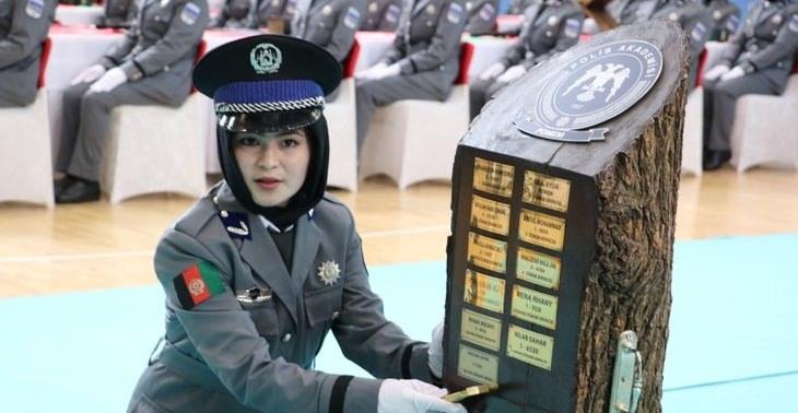 <p><span style="color:#FF8C00"><strong>SİVAS'TA 167 AFGAN KADIN POLİS, KUR'AN'A EL BASIP MEZUN OLDU</strong></span><br />
<br />
SİVAS Polis Meslek Yüksek Okulu'ndaki 6 aylık eğitimlerini tamamlayan 167 Afgan kadın polis, düzenlenen törenle diplomalarını aldı. Törende bazı polislerin, gözyaşlarını tutamadığı görüldü.</p>