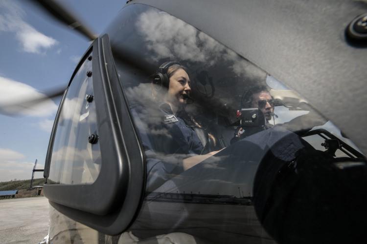 <p>Böylece 1981 yılında kurulan Havacılık Dairesi Başkanlığında ilk kez bir kadın pilot, helikopter kokpitine oturdu.</p>