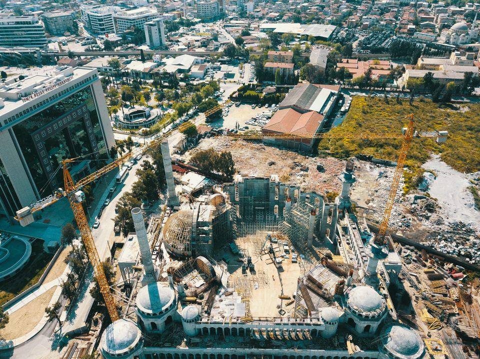 <p>Osmanlı ve modern mimari izlerini taşıyan cami, 43 metre kubbe genişliğinin yanı sıra 92 metre uzunluğunda 4 minareye de sahip olacak. Cami, kaba inşaatının tamamlanmasının ardından yapılan protokol gereği Diyanet İşleri Başkanlığı'na devredilecek. </p>
<p> </p>