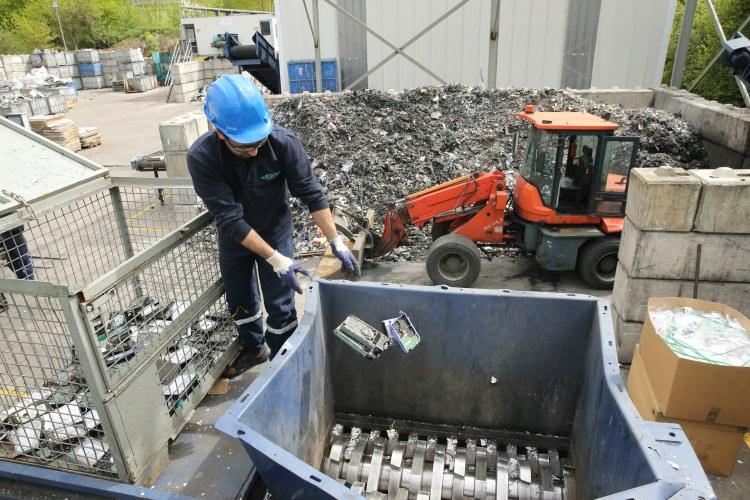 <p>Bir cep telefonun içerisinde ton başına yaklaşık 500 gram, bir bilgisayarın ana kartında ton başına yaklaşık 50 ile 150 grama yakın altın olduğunu aktaran Ilgar, sözlerini şöyle sürdürdü:</p>
<p> </p>
