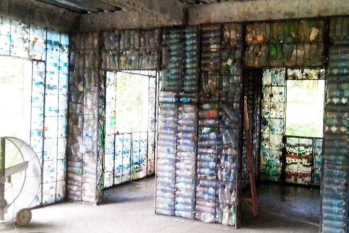 <p>100 metrekarelik bir ev için gereken plastik şişe sayısı 14 bin.</p>
