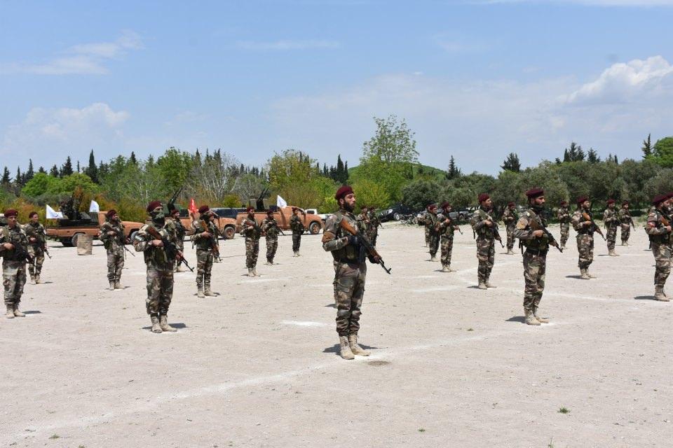 <p>Tatbikatta, Esed rejiminin saflarından ayrılarak ÖSO'ya katılmış rütbeli askerlerden eğitim alan savaşçılara, havan, roketatar, makineli silah kullanımı, yakın dövüş, sokak çatışmaları, bir bina içerisindeki sözde teröristleri yakalama, kontrol noktalarında durmayan araçlara ve içindekilere müdahale, harita uygulamalı saldırı öncesi hazırlık, sızma girişimi ve el bombası kullanımına yönelik eğitimler verildi.</p>

<p> </p>
