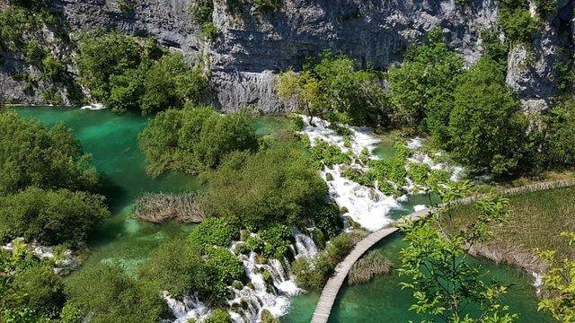 <p>PLITVICE LAKES MİLLİ PARKI, HIRVATİSTAN</p>
<p>16 gölün şelaleler ile birbirine bağlandığı bölgede, patikalar sayesinde göller etrafında gezmek mümkün. </p>