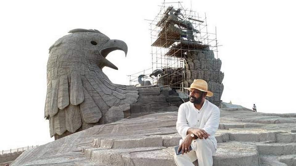 <p>Heykeltıraş Rajiv Anchal, bu bölgede dev kuşun taştan devasa bir heykelini yaptı. </p>
