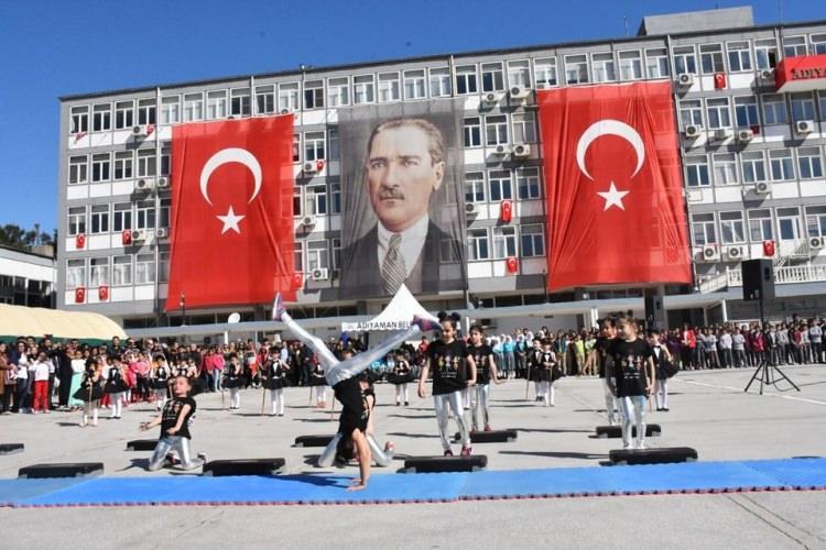 <p>23 Nisan Ulusal Egemenlik ve Çocuk Bayramı tüm Türkiye'de düzenlenen törenlerle coşkuyla kutlandı.</p>

<p> </p>

<p>ADIYAMAN</p>

<p>​</p>
