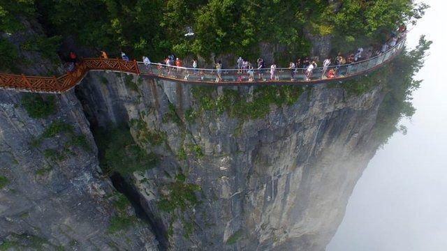 <p>ZHANGJIAJIE MİLLİ PARKI, ÇİN</p>
<p>Çin'in UNESCO koruması altına giren ilk bölgesi, kumtaşı tepeleri ile meşhur. </p>