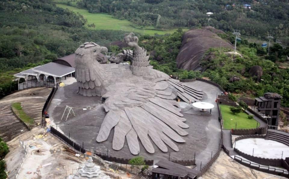 <p>Eser, dünyanın en büyük kuş heykeli oldu.</p>

