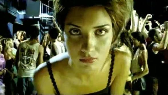 <p>Tuba Büyüküstün’ün de birçok star isim gibi ünlü olmadan figüranlık yaptığı ve kliplerde rol aldığı biliniyor.</p>
<p> </p>
<p>Güzel oyuncunun geçmişte klibinde oynadığı isimler arasında en büyük rakibi olarak gösterilen Beren Saat’in eşi Kenan Doğulu’nun olması ise özellikle dikkat çekiyor.</p>