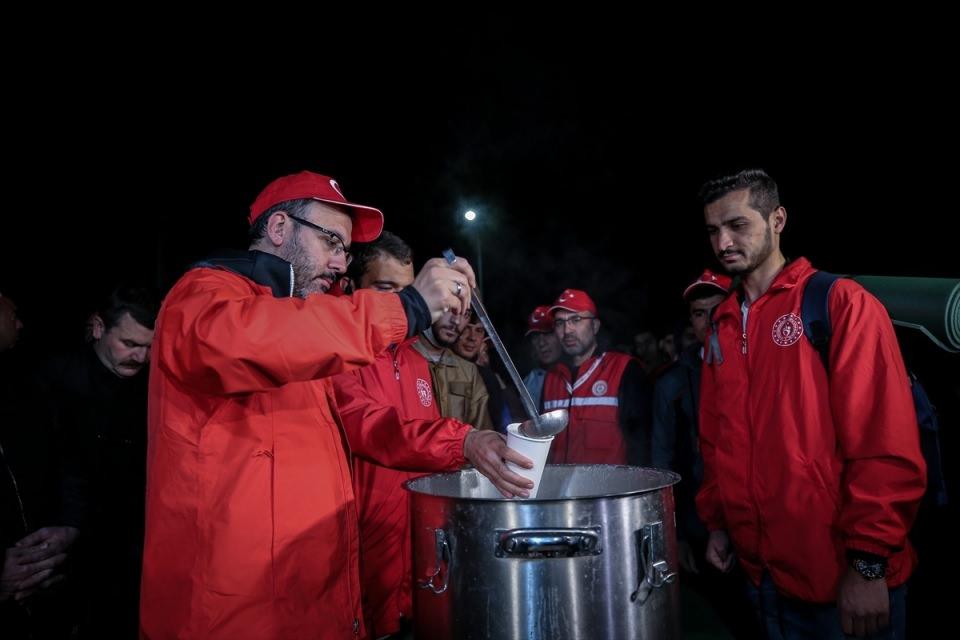 <p>Yürüyüşe, Çanakkale Valisi Orhan Tavlı, Yargıtay Başkanı İsmail Rüştü Cirit, 1. Ordu Komutanı Orgeneral Musa Avsever, 2. Kolordu Komutanı Korgeneral Zekai Aksakallı, Jandarma ve Sahil Güvenlik Akademisi Başkanı Tümgeneral Hüseyin Kurtoğlu, Çanakkale Savaşları Gelibolu Tarihi Alan Başkan Yardımcısı Zülküf Memiş, diğer askeri erkan ve protokol üyeleriyle çok sayıda öğrenci katıldı.</p>
<p> </p>