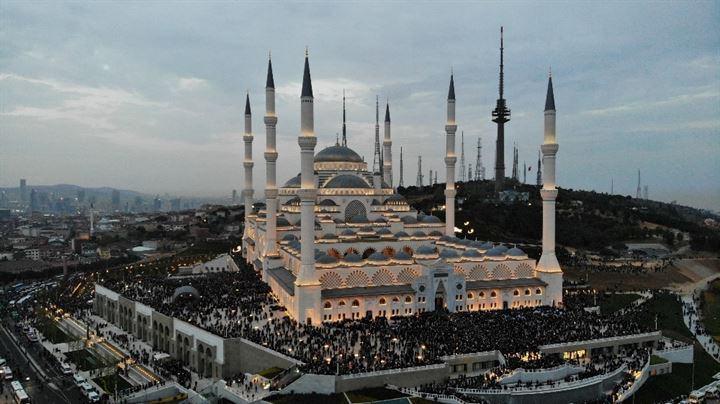 <p>Camideki tarihi kalabalık, havadan da görüntülendi.</p>
<p> </p>