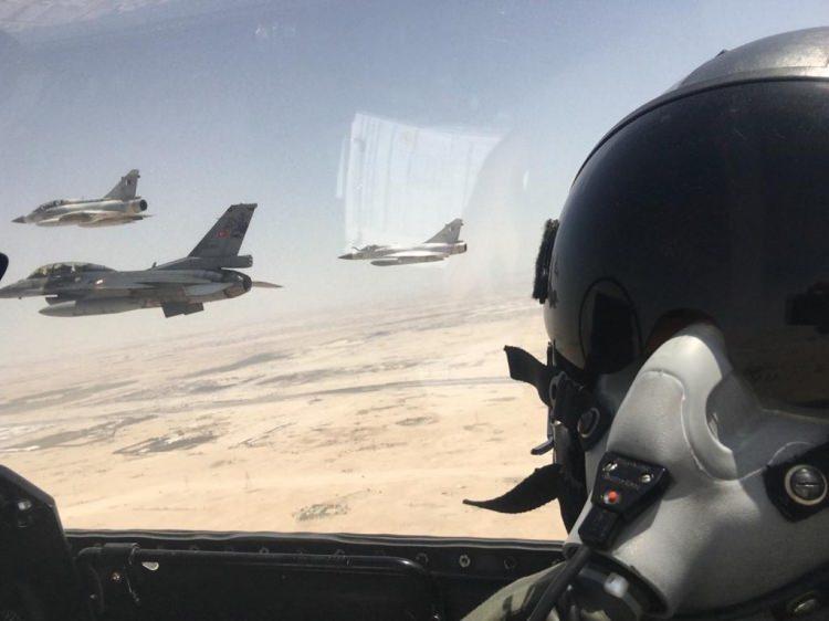 <p>Katar haber ajansı QNA'nın haberine göre, Katar Hava Kuvvetlerinin, başkent Doha'da düzenlediği tatbikata, Türk Hava Kuvvetlerinin yanı sıra ABD kuvvetleri, Katar İçişleri Bakanlığı, sahil güvenlik, deniz kuvvetleri ve ortak özel kuvvetlerden de birlikler katılıyor.</p>
<p> </p>