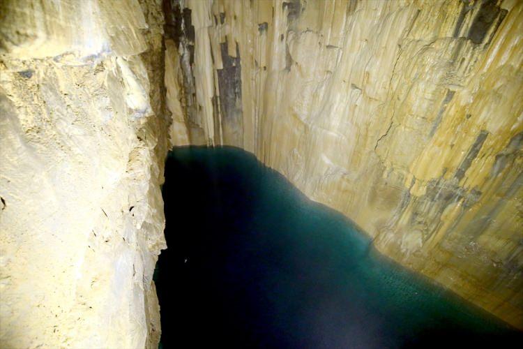 <p>Tınaztepe Mağarası, sarkıt ve dikitlerin yanı sıra ziyarete açık bölümünde yaz kış değişmeyen ısısıyla misafirlerine farklı bir ortam sunuyor.</p>
