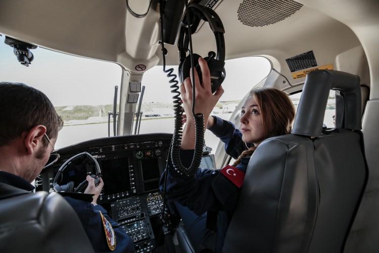 <p>Erol, Emniyet Teşkilatının ilk kadın helikopter pilotu olmanın gururunu taşıdığını belirterek, "Bu durum, her uçuşta beni ayrı motive ediyor. Çok güzel bir duygu. Umarım daha çok kadın pilotumuz arkamdan gelir. Hepsine örnek olmaya çalışacağım, hepsini destekleyeceğim." dedi.</p>