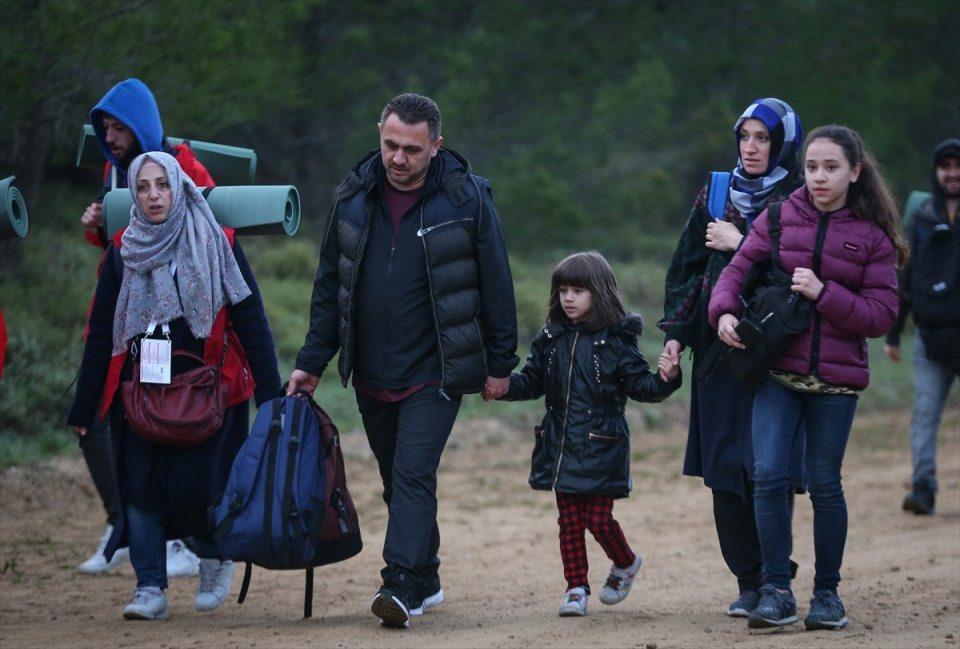 <p>Bazı gençler de savaşı canlandıran küçük gösteriler yaptı. Yürüyüşün 2. kilometresinde Çanakkale Kara Savaşları'nın 104. yıl dönümü dolayısıyla 104 metrelik Türk bayrağı açıldı.</p>
<p> </p>