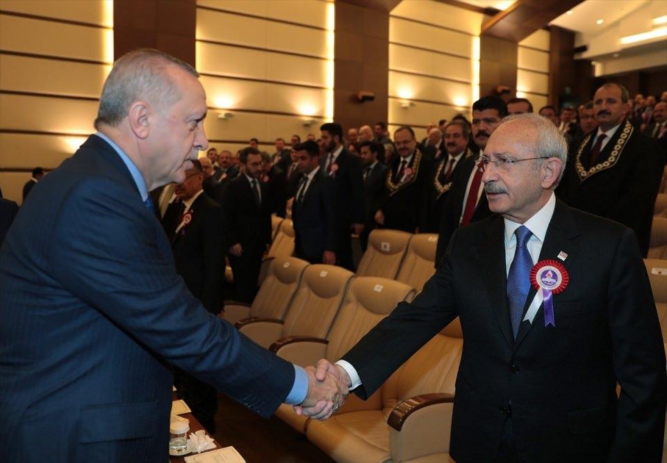 <p>Türkiye Cumhurbaşkanı Recep Tayyip Erdoğan CHP Genel Başkanı Kemal Kılıçdaroğlu ile tokalaştı.</p>
