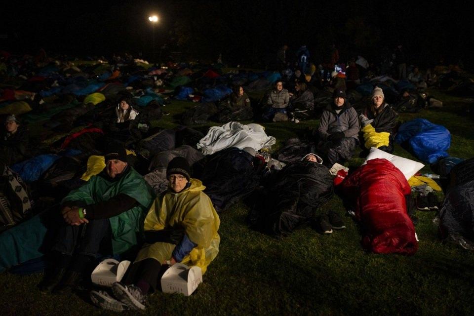 <p>Avustralyalı ve Yeni Zelandalılardan oluşan yaklaşık bin 200 kişilik grup, gece Çanakkale kent merkezinden Gelibolu Yarımadası'na geçti. </p>
<p> </p>