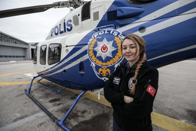 <p>Erol, vatandaşların huzur ve güvenliği için yürütülen faaliyetler kapsamında gece gündüz gökyüzünde görev yapıyor.</p>