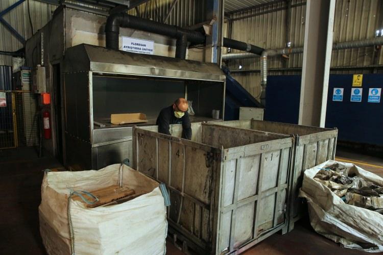 <p><em><strong>"Türkiye'de 1 milyon ton elektronik atığın 50 bin tonu toplanıyor" </strong></em></p>
<p>Türkiye'de yıllık yaklaşık 1 milyon ton elektronik atığın yaklaşık 50 bin tonunun toplandığını, Almanya'da ise 1,6 milyon tonun yaklaşık 900 bin tonunun toplandığını vurgulayan Ilgar, şöyle devam etti:</p>
