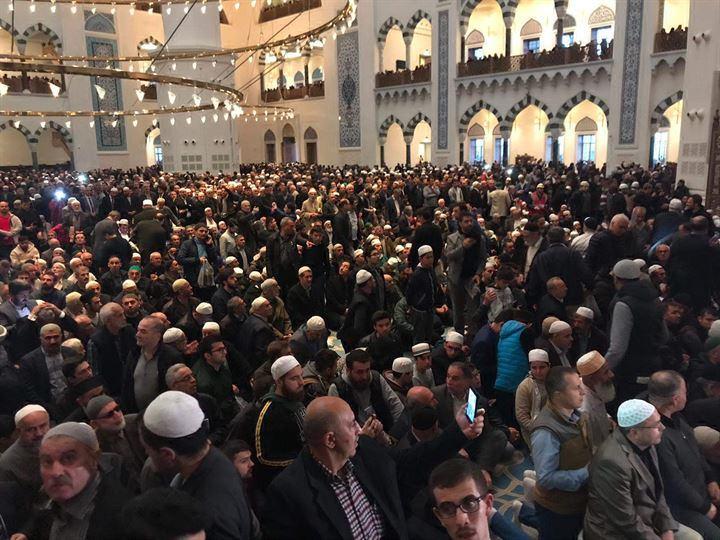 <p>Namaz sonunda Prof. Dr. Erbaş vatandaşlara hitaben konuşma yaptı.</p>
<p> </p>