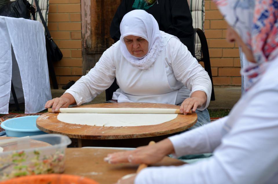 <p> Avustralya'nın Melbourne kentinde Anadolu'nun birçok yöresinde sofraların ana unsuru olan "yufka ekmek" kültürünü yaşatmak isteyen Konyalı kadınlar, ramazan ayı öncesi bir araya geldi. </p>
