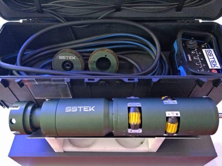 <p>Mevcut koşullarda namlu temizliği fazlasıyla zaman alırken bir grup asker tarafından namludan daha uzun fırçalı bir harbi, özel yağ ve kumaş ile manuel olarak yapılıyor. Temizlik tamamen askerin el becerisine göre yapıldığı için temizlik hassasiyeti değişiyor. Bu durum istenilen temizlik seviyesine ulaşılmaması sebebi ile namlu ömrünü azaltıyor ve sonrasında yüksek maliyetlere sebep oluyor.</p>

<p>Namlu temizliğinde otomatik olarak çalışma kabiliyetine sahip Çıngı, temizlik sürelerini büyük oranda kısaltıyor, istenilen hassasiyette namluyu temizliyor ve namlu içerisinde oluşabilecek bakırlaşmayı önlüyor.</p>
