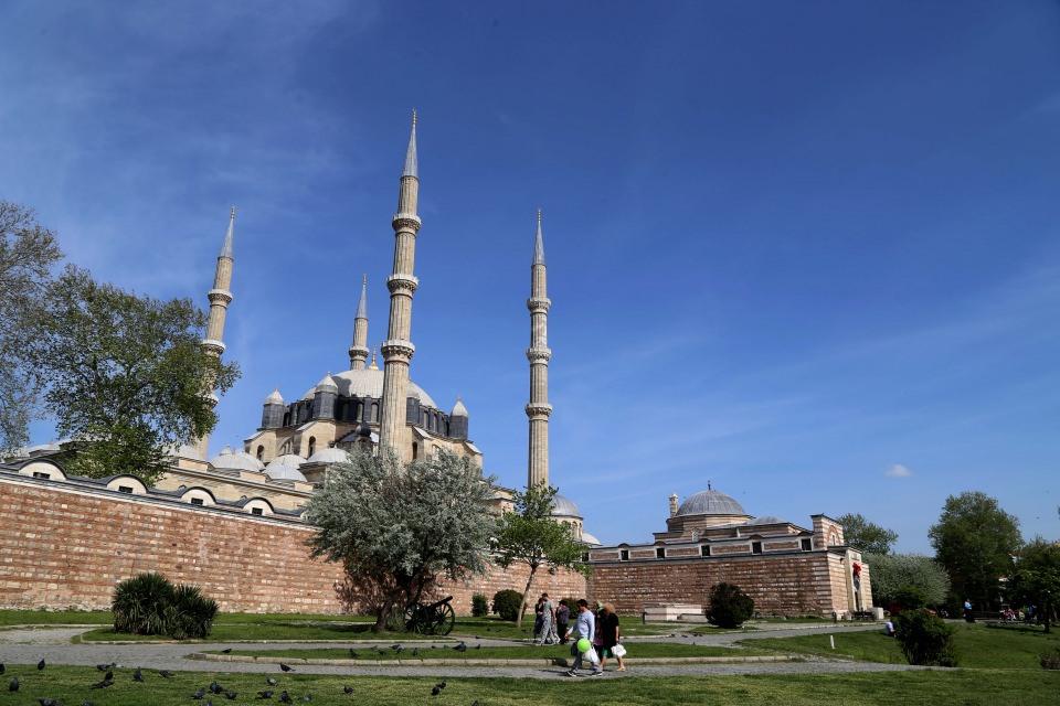 <p>Ramazan öncesinde minareleri mahyayla süslenecek caminin ses ve ışık sistemi bakımdan geçirildi. Halıları yıkanan caminin avlusundaki şadırvanın etrafında ve bahçesinde düzenlemeler yapıldı. Ramazan dolayısıyla yoğunluğun beklendiği camide, müezzinler de son hazırlıklarını tamamladı.</p>
<p> </p>
<p> </p>