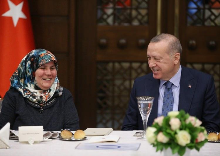 <p>Türkiye Cumhurbaşkanı Recep Tayyip Erdoğan, Cumhurbaşkanlığı Külliyesi'ndeki 1 Mayıs Emek ve Dayanışma Günü Yemeği'nde işçilerle bir araya geldi. </p>
