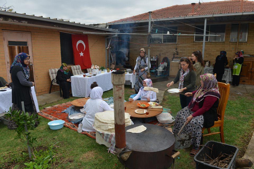 <p>Meryem Köker ise "Bilhassa ramazan gelirken bu gelenekleri yaşatmak daha önemli. Sahurda çok seviyoruz özellikle. Mesela benim evimde aynı düzenek, araç gereçler var. Üstelik bir de fırınımız var orada da toplanıp yapıyoruz, yiyoruz, içiyoruz." ifadelerine yer verdi. </p>

<p> </p>
