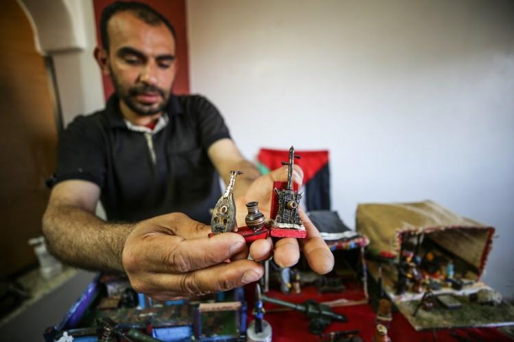 <p>İsrail ablukası altındaki Gazze'de Filistinli sanatçı, İsrail askerlerinin Filistinlilere attığı kurşunları oyarak, işgalin başlangıcı 1948 yılından bu yana Filistin halkının direniş hikayesini anlatan sanat eserlerine dönüştürüyor.  </p>
